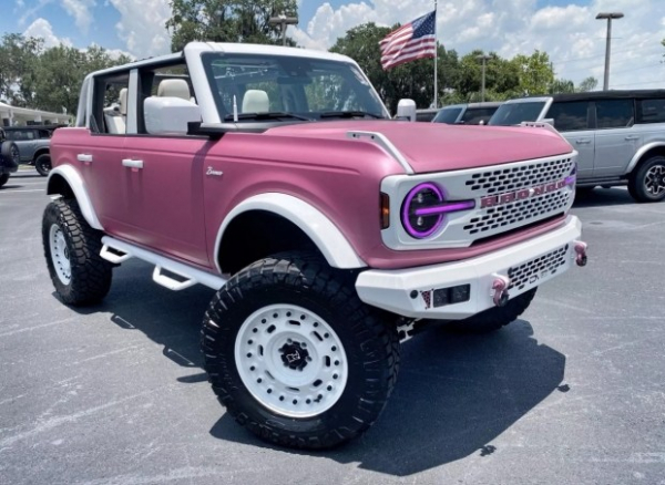 Ford Bronco перетворили на автомобіль для &laquo;Барбі&raquo;
