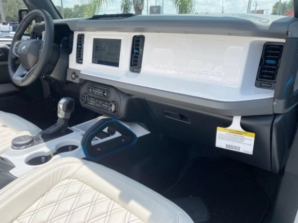 Ford Bronco перетворили на автомобіль для &laquo;Барбі&raquo;