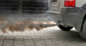 Черный дым из выхлопной трубы дизеля