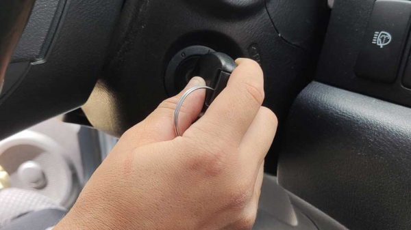 Почему опытные водители держат зажигание несколько секунд включенным, прежде чем запустить мотор