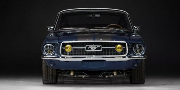 Класичний Ford Mustang перетворили на вражаючий рестомод