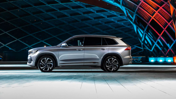 В России изменилась стоимость гибридного кроссовера Geely Monjaro