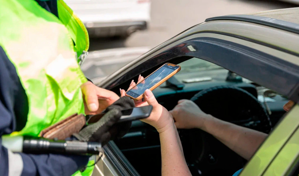 Готовится проект постановления, уравнивающий электронные и бумажные водительские права в России