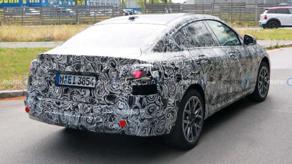 Компания BMW тестирует прототип BMW 2 серии Gran Coupe следующего поколения 