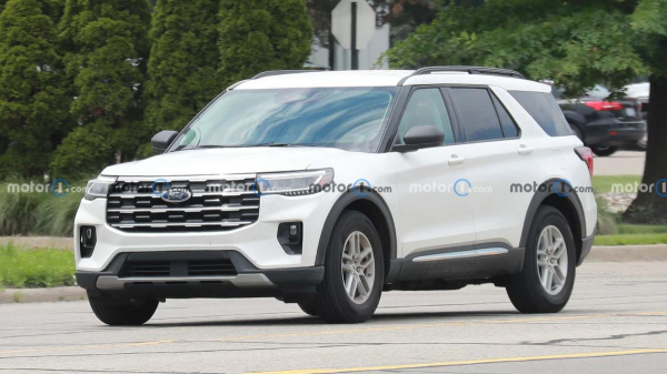 Обновленный Ford Explorer впервые заметили без камуфляжа Обновленный Ford Explorer впервые заметили без камуфляжа