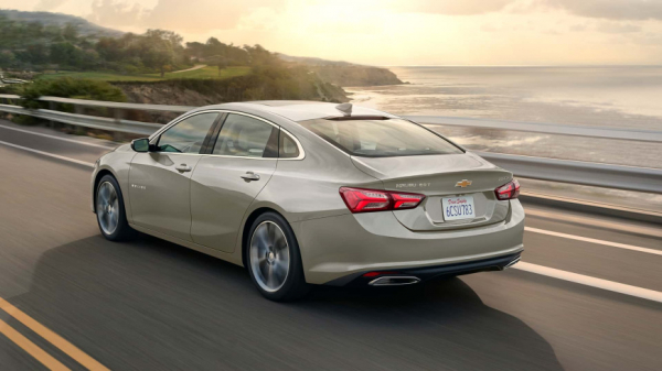 Огромные продажи Chevy Malibu и Toyota Camry показывают популярность седанов