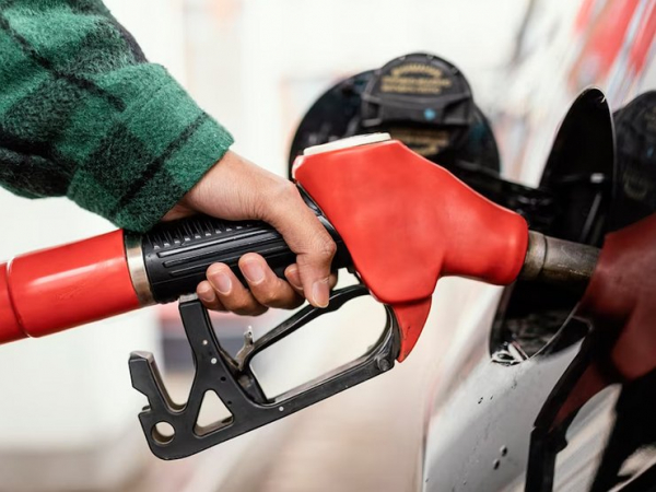 Почему в начале заправки автомобиля топливом может отстреливать пистолет