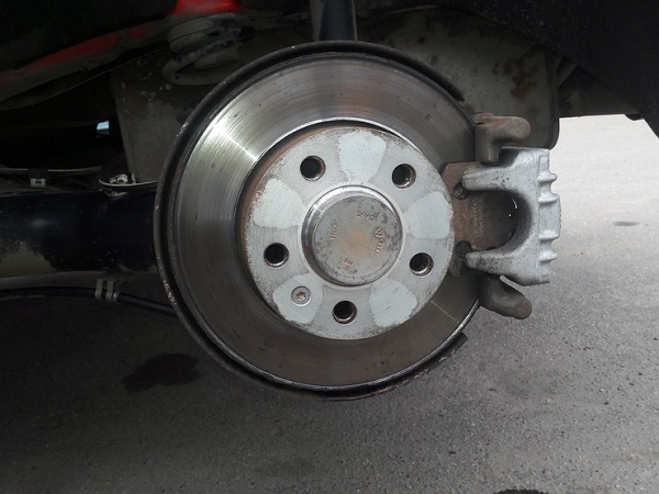 Зачем продвинутые водители наносят на диски термопасту