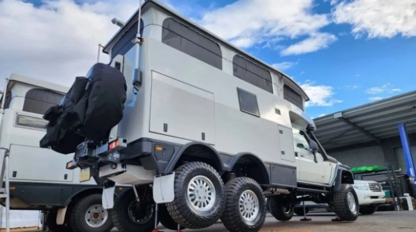 Культовий Toyota Land Cruiser перетворили «будинок на колесах» Культовий Toyota Land Cruiser перетворили «будинок на колесах»