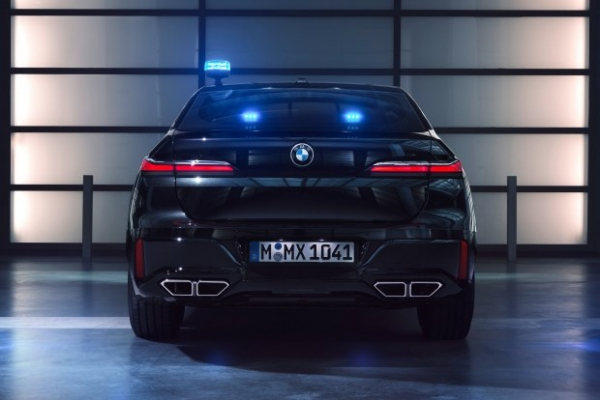 Компанія BMW показала перший у світі броньований електрокар