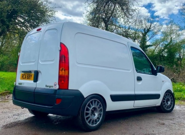 Renault Kangoo перетворили на потужний спортивний фургон Renault Kangoo перетворили на потужний спортивний фургон