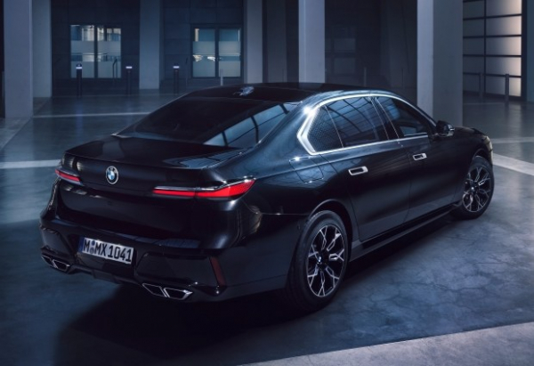 Компанія BMW показала перший у світі броньований електрокар