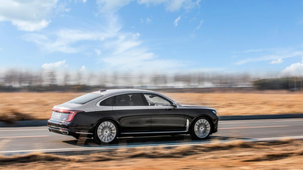 В Россию привезли роскошный китайский лимузин Hongqi H9 Plus