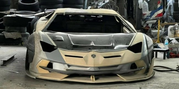 Тайські майстри перетворили стареньку Toyota Crown на Lamborghini Aventador