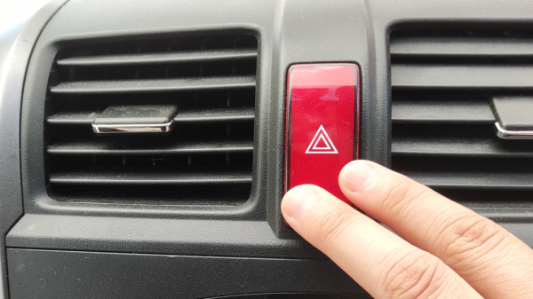 Водители в РФ могут получить неожиданный штраф за включение аварийки на ТС