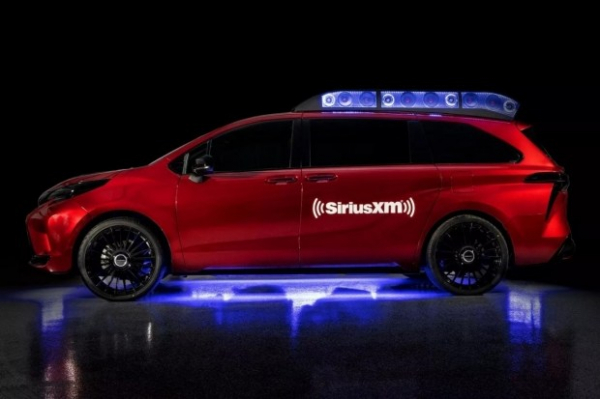 Мінівен Toyota Sienna перетворили на пересувний діджейський пульт Мінівен Toyota Sienna перетворили на пересувний діджейський пульт