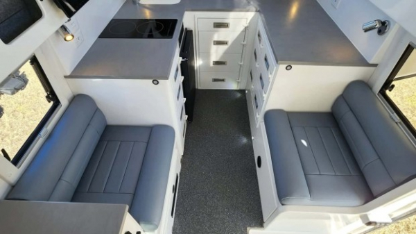 Культовий Toyota Land Cruiser перетворили «будинок на колесах» Культовий Toyota Land Cruiser перетворили «будинок на колесах»