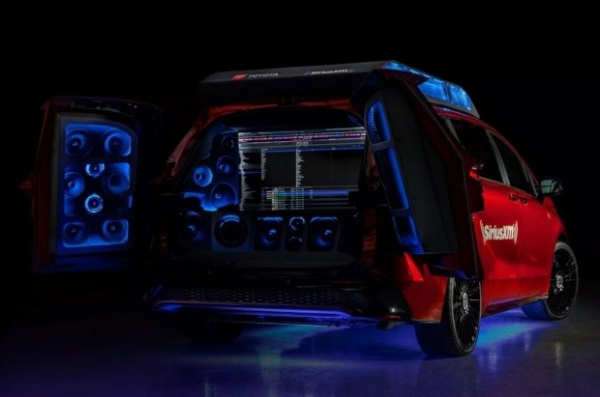 Мінівен Toyota Sienna перетворили на пересувний діджейський пульт Мінівен Toyota Sienna перетворили на пересувний діджейський пульт