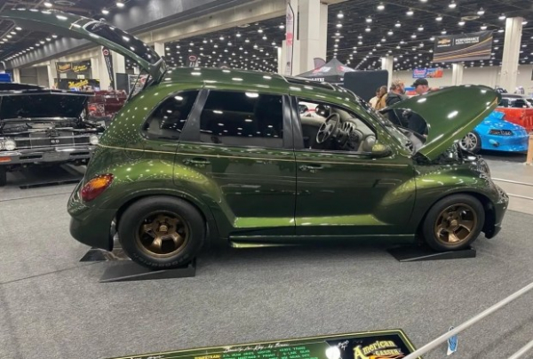 Старий Chrysler PT Cruiser перетворили на потужний спорткар