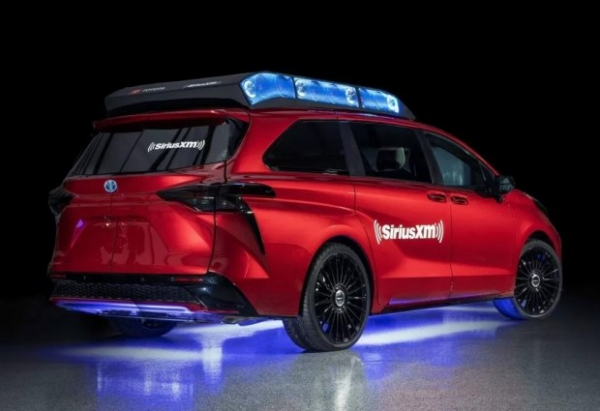 Мінівен Toyota Sienna перетворили на пересувний діджейський пульт Мінівен Toyota Sienna перетворили на пересувний діджейський пульт