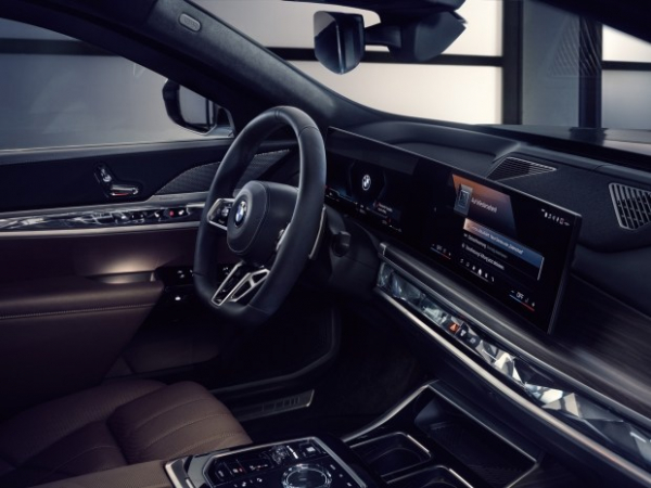 Компанія BMW показала перший у світі броньований електрокар