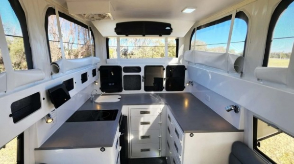 Культовий Toyota Land Cruiser перетворили «будинок на колесах» Культовий Toyota Land Cruiser перетворили «будинок на колесах»