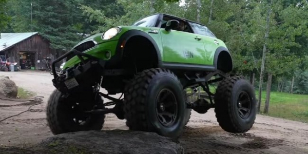 MINI Cooper перетворили на позашляховик з величезними колесами