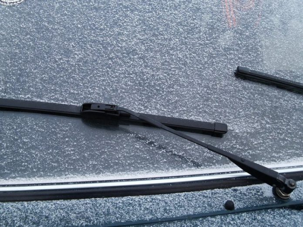 Дворники примерзают к стеклу: как решить проблему