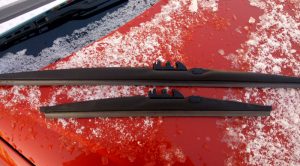 Дворники примерзают к стеклу: как решить проблему