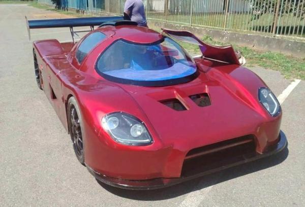 Этот гоночный автомобиль собран вручную из различных деталей Audi Этот гоночный автомобиль собран вручную из различных деталей Audi