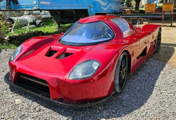 Этот гоночный автомобиль собран вручную из различных деталей Audi Этот гоночный автомобиль собран вручную из различных деталей Audi