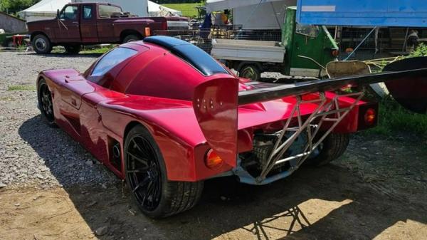 Этот гоночный автомобиль собран вручную из различных деталей Audi Этот гоночный автомобиль собран вручную из различных деталей Audi