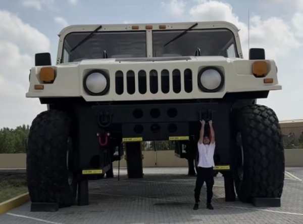 В ОАЕ показали найбільший Hummer у світі