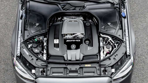 Не для красоты: названы реальные функции пластиковой крышки двигателя