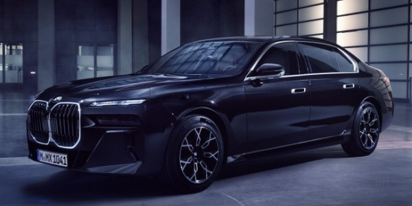 Компанія BMW показала перший у світі броньований електрокар