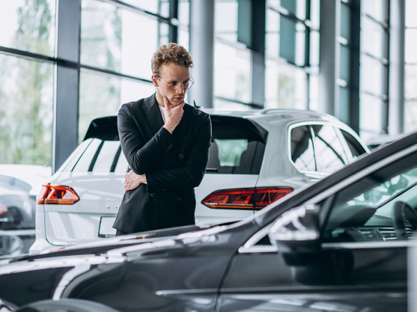 Падающий рубль, усложнение логистики, утильсбор: власти рубят авторынок на корню