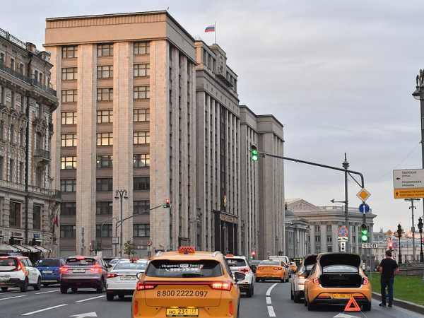 Правительство попросили сделать бесплатной парковку для новых российских авто