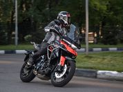 Среднеразмерный Adventure: мотоцикл для любителей свободы и приключений Среднеразмерный Adventure: мотоцикл для любителей свободы и приключений