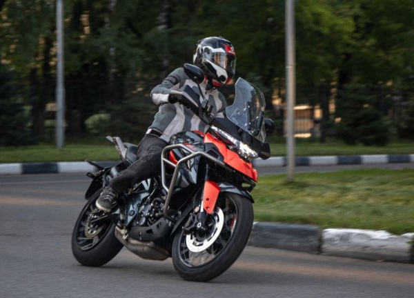 Среднеразмерный Adventure: мотоцикл для любителей свободы и приключений Среднеразмерный Adventure: мотоцикл для любителей свободы и приключений