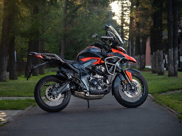 Среднеразмерный Adventure: мотоцикл для любителей свободы и приключений Среднеразмерный Adventure: мотоцикл для любителей свободы и приключений