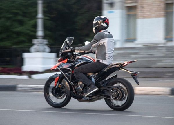 Среднеразмерный Adventure: мотоцикл для любителей свободы и приключений Среднеразмерный Adventure: мотоцикл для любителей свободы и приключений