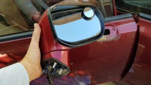 Замена зеркала бокового вида и ремонт бокового зеркала