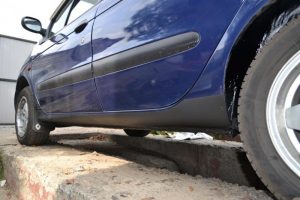 Защита порогов автомобиля: чем обработать пороги