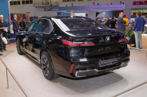 Броньований BMW i7 Protection наживо показали в Мюнхені