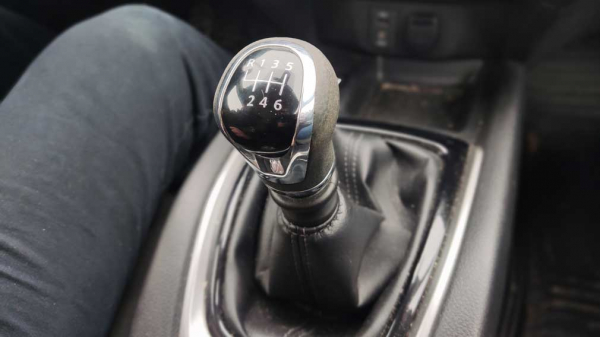 Почему нельзя теребить рукоятку механической КПП во время движения