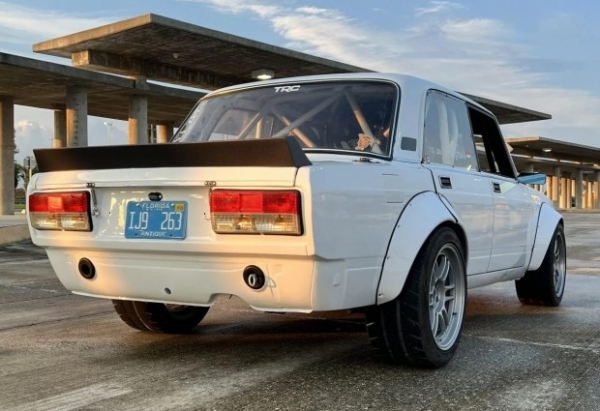 У США виконали вражаючий тюнінг ВАЗ 2105 У США виконали вражаючий тюнінг ВАЗ 2105