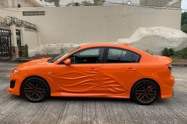 Cедан Mazda 3 з дивним тюнінгом виставили на продаж