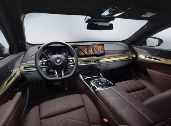 Броньований BMW i7 Protection наживо показали в Мюнхені