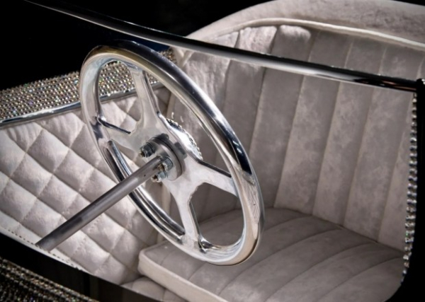 Раритетний Jaguar E-Type прикрасили кристалами Swarovski Раритетний Jaguar E-Type прикрасили кристалами Swarovski