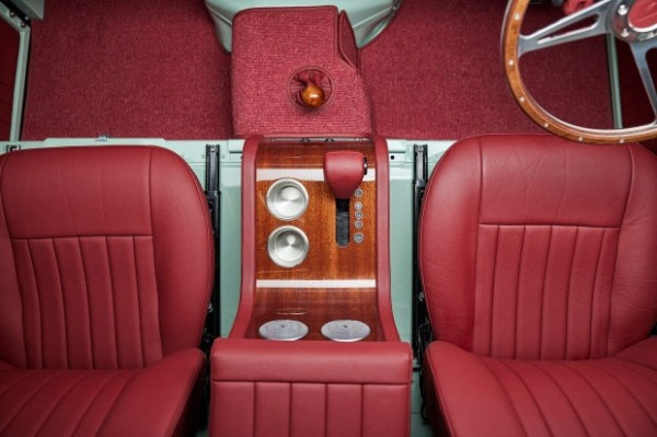 Культовий Land Rover Defender отримав особливу версію